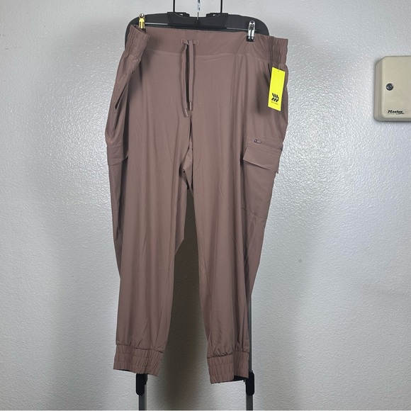 All in Motion Men's Tan Cargo Pants - Picture 1 of 7